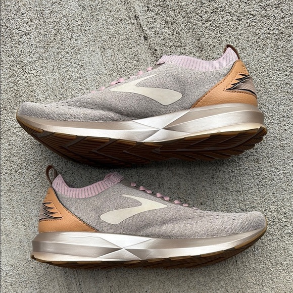 NWOT Brooks Levitate 2 Limited Edition Le Pink Running Shoes size 10 - Picture 3 of 8